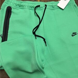 Nike Tech MINT Color
